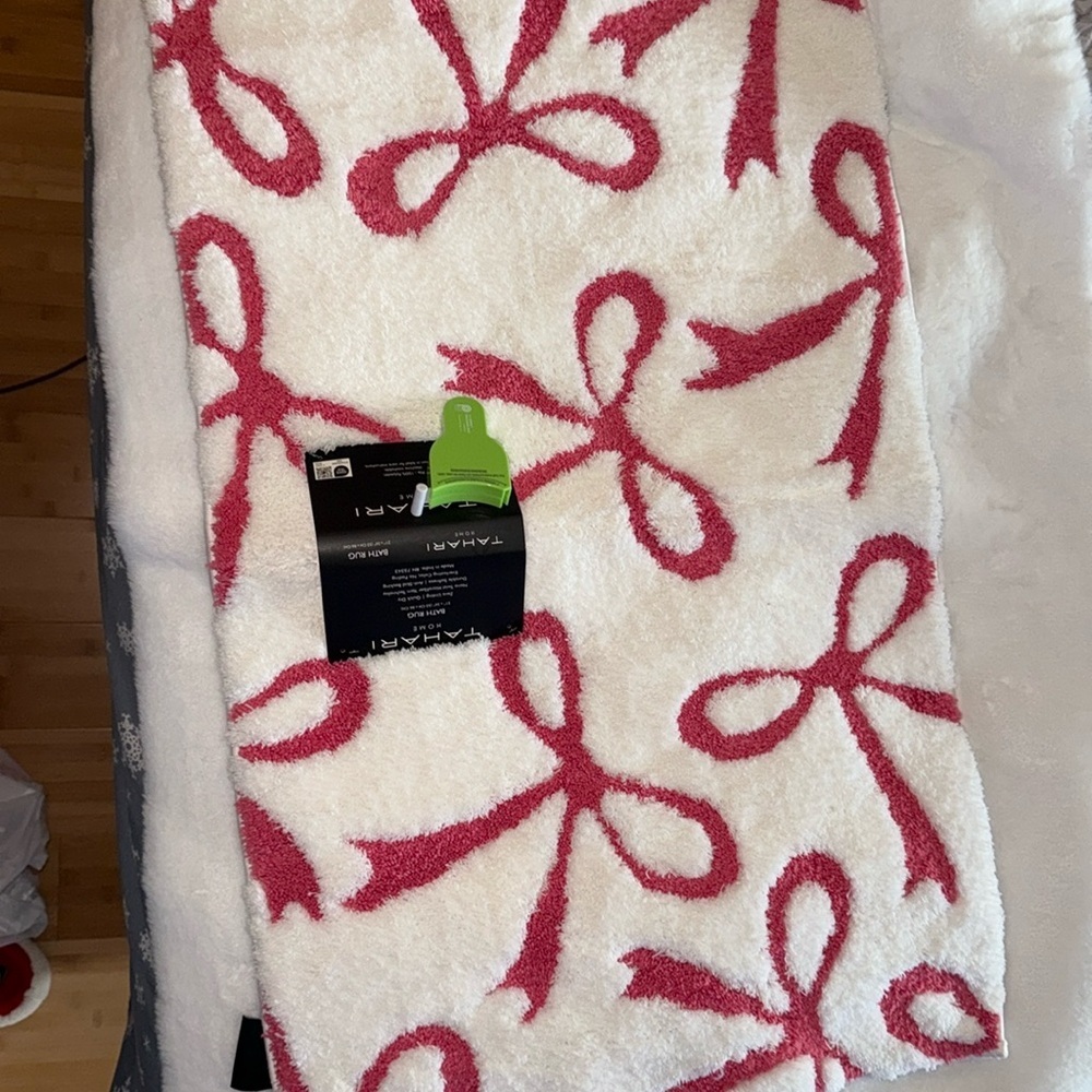 NEW Tahari pink Bow/ Ribbon Holiday Bathroom Rug🎀 🎀🎀🎀🎀